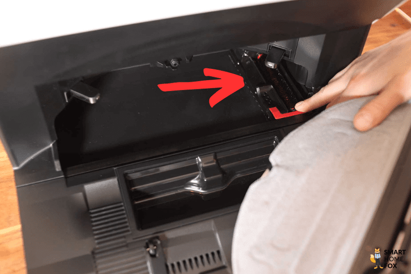 Крупным планом показана чистящая щетка ультрастанции Roborock S8 Pro.